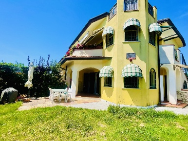 Foto Appartamento a Luni di 100 m² con 5 locali in vendita