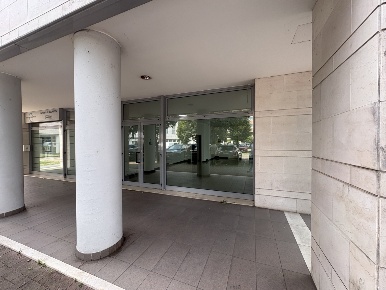 Foto Locale commerciale a Reggio nell'Emilia Centro Storico di 160 m²