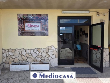 Foto Negozio in Piazzale Martiri della LibertÃ, Lariano di 170 m²