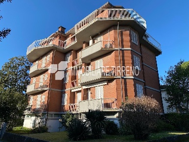 Foto Appartamento a Massa Marina di Massa Centro di 75 m² con 5 locali