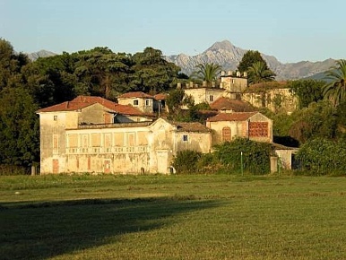 Foto Villa unifamiliare a Carrara Avenza di 2300 m² con 40 locali