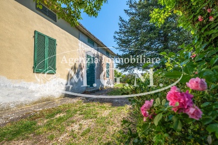 Foto Casa indipendente a Buti Cascine La Croce di 151 m² con 8 locali