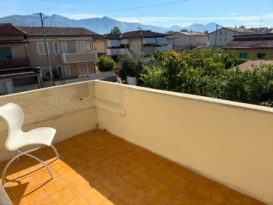 Foto Appartamento a Massa Marina di Massa Centro di 75 m² con 3 locali