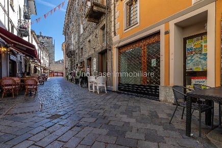 Foto Negozio in Via Porta Pretoria 40, Aosta Centro di 85 m² con 2 locali