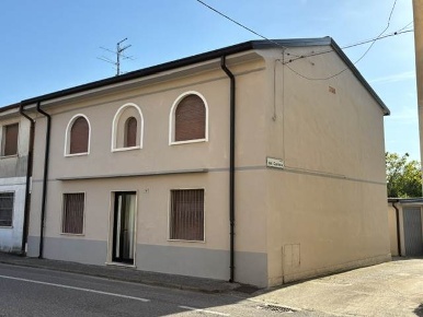 Foto Villa unifamiliare a Sorgà Centro di 186 m² con 8 locali in vendita