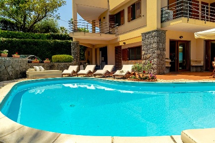 Foto Villa unifamiliare a Aci Sant'Antonio Santa Maria La Stella di 485 m²