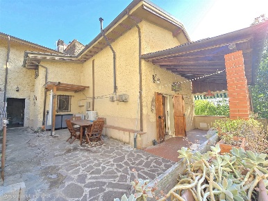Foto Rustico a Camaiore Camaiore Paese di 100 m² con 12 locali in vendita