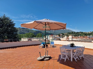 Foto Appartamento in Via Puccini, Calenzano Centro di 100 m² con 4 locali