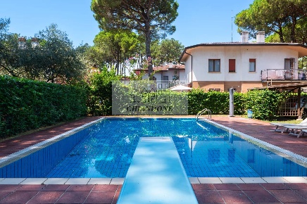 Foto Villa unifamiliare a Lignano Sabbiadoro Centro di 270 m² con 6 locali