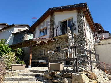Foto Villa unifamiliare in VIA REGINA MARGHERITA 4, Lesa Calogna di 120 m²