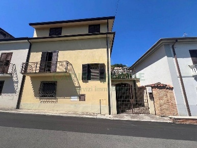 Foto Case semi ndipendenti in Via Guglielmo Marconi, di 200 m² con 4 locali