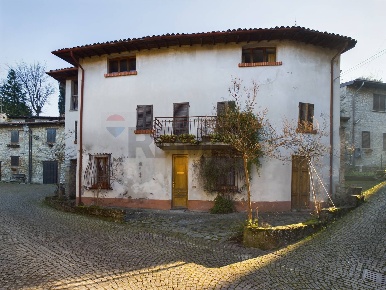 Foto Casa indipendente in Via Municipio 14, Fortunago Centro di 200 m²