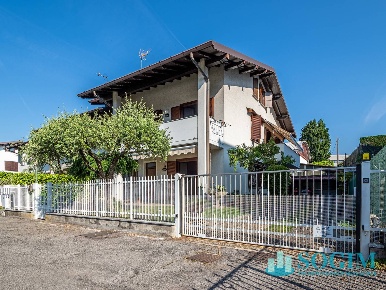 Foto Villa unifamiliare in Via Valtellina, Fino Mornasco Centro di 208 m²