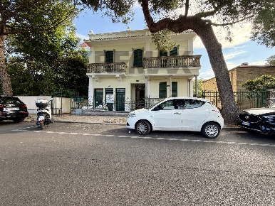 Foto Ufficio in viale figlia di jorio 32, Pescara Pineta di 130 m²
