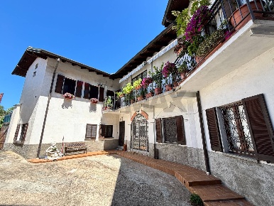 Foto Case semi ndipendenti in Via Merano 7, Varese Valle Olona di 200 m²