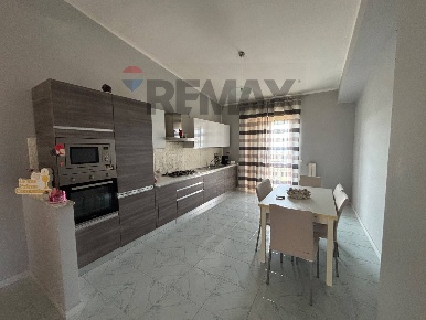 Foto Appartamento in Via Giosuè Carducci 2, Apice di 95 m² con 5 locali
