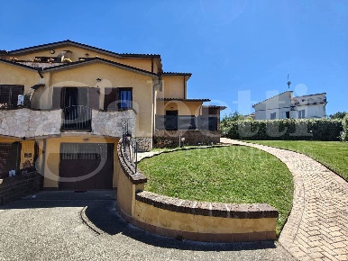 Foto Villa a schiera in Via Giotto Filesi 31, Vasanello di 180 m²