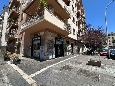 Foto Negozio in Largo Appio Claudio 391, Roma Cinecittà di 50 m² in affitto
