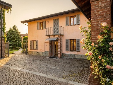Foto Casa indipendente in Via De Pretis 16, Stradella Centro di 220 m²