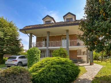 Foto Villa unifamiliare in CIRIE', Caselette Centro di 300 m² con 5 locali
