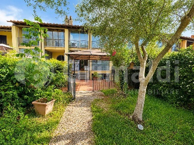 Foto Villa a schiera in GIUSEPPE LAZZATI, Roma Casal Selce di 240 m²