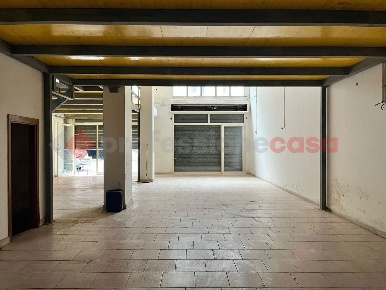 Foto Negozio in Via Abate Aligerno 36, Cassino Centro di 120 m² in affitto