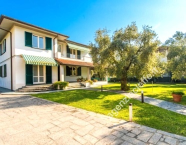 Foto Villa unifamiliare a Massa Zona Industriale di 285 m² con 9 locali