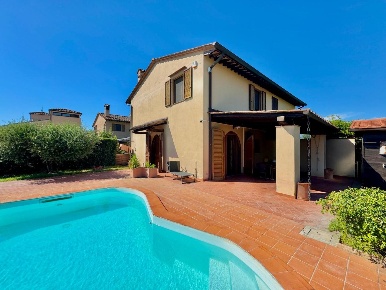 Foto Villa a schiera a Ponsacco Centro di 135 m² con 8 locali in vendita
