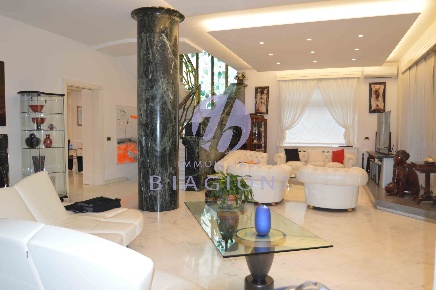 Foto Villa unifamiliare a Camaiore Lido di Camaiore di 380 m² con 16 locali