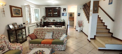 Foto Villa bifamiliare a Camaiore Capezzano Pianore di 170 m² con 8 locali
