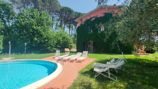 Foto Casale a Montecarlo Centro di 150 m² con 9 locali in vendita