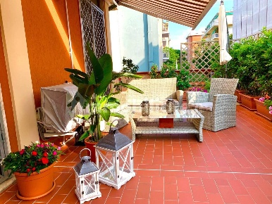 Foto Appartamento a Massa Marina di Massa Centro di 123 m² con 5 locali