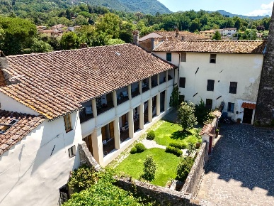 Foto Casale a Camaiore Camaiore Paese di 350 m² con 8 locali in vendita