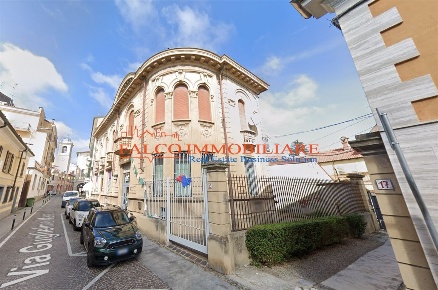 Foto Locale commerciale in Via Guglielmo Marconi, Robbio di 489 m²