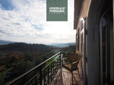 Foto Casa indipendente a Bolano di 498 m² con 10 locali in vendita