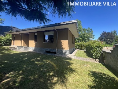 Foto Villa unifamiliare in Viale Sempione, Arese Centro di 180 m²