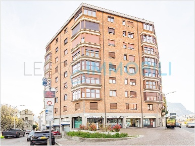 Foto Negozio in via bovara, Lecco Centro di 107 m² con 3 locali in vendita