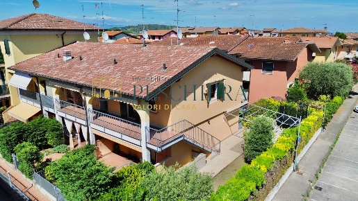 Foto Appartamento in Via dei Poeti 36, Valeggio sul Mincio Centro di 190 m²