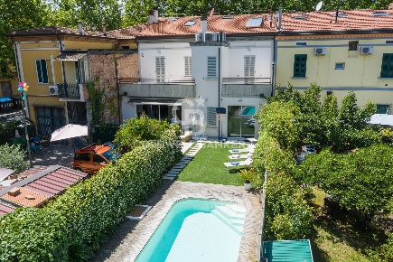 Foto Rustico in Viale Andrea Costa 3-5, Imola Centro Storico di 393 m²