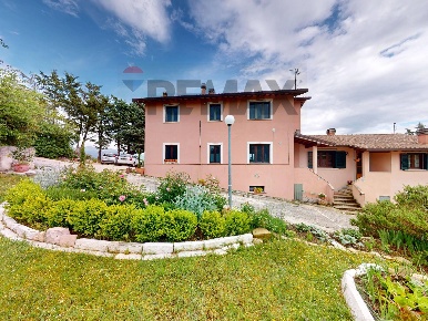 Foto Casa indipendente in Via Case Martini 31, Gualdo Tadino di 416 m²