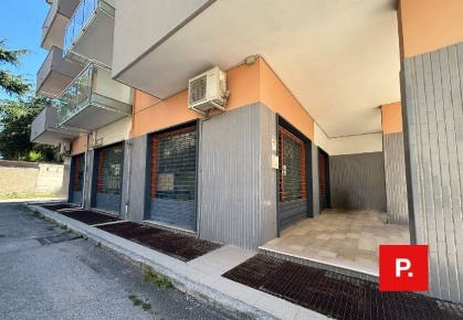 Foto Locale commerciale in Via Santella, Santa Maria Capua Vetere di 240 m²