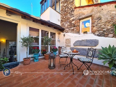 Foto Appartamento in Vico Navone, Albenga Centro di 113 m² con 5 locali