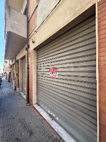 Foto Locale commerciale a Cagliari Is Mirrionis di 81 m² con 3 locali