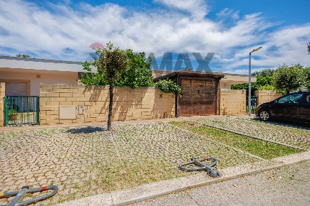 Foto Villa a schiera in Strada Statale 16 Complanare Ovest 46, Bari