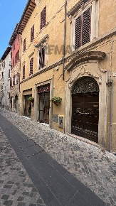 Foto Locale commerciale in Via dei Franceschi 18-20, Foligno Centro Storico