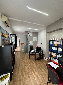 Foto Ufficio in Via Raffaele Ruggiero, Napoli Agnano di 70 m² con 1 locali