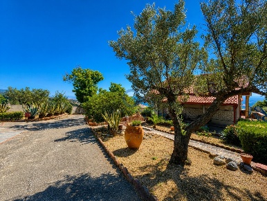 Foto Villa singola in Via Po 9, Cropani di 500 m² con 8 locali in vendita