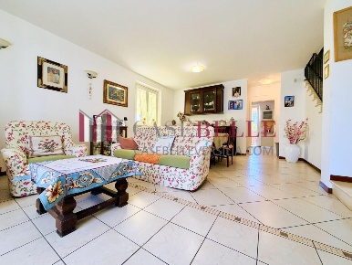 Foto Villa a schiera a Camaiore Capezzano Pianore di 176 m² con 5 locali