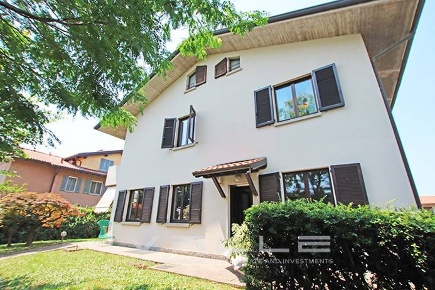 Foto Villa unifamiliare in via verdi, Mozzo Centro di 550 m² con 13 locali