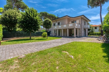 Foto Villa unifamiliare a Forte dei Marmi Centro di 230 m² con 14 locali
